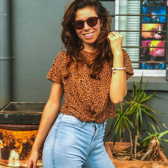 H&M Tops - H&M leopard print crop tee with twist at front